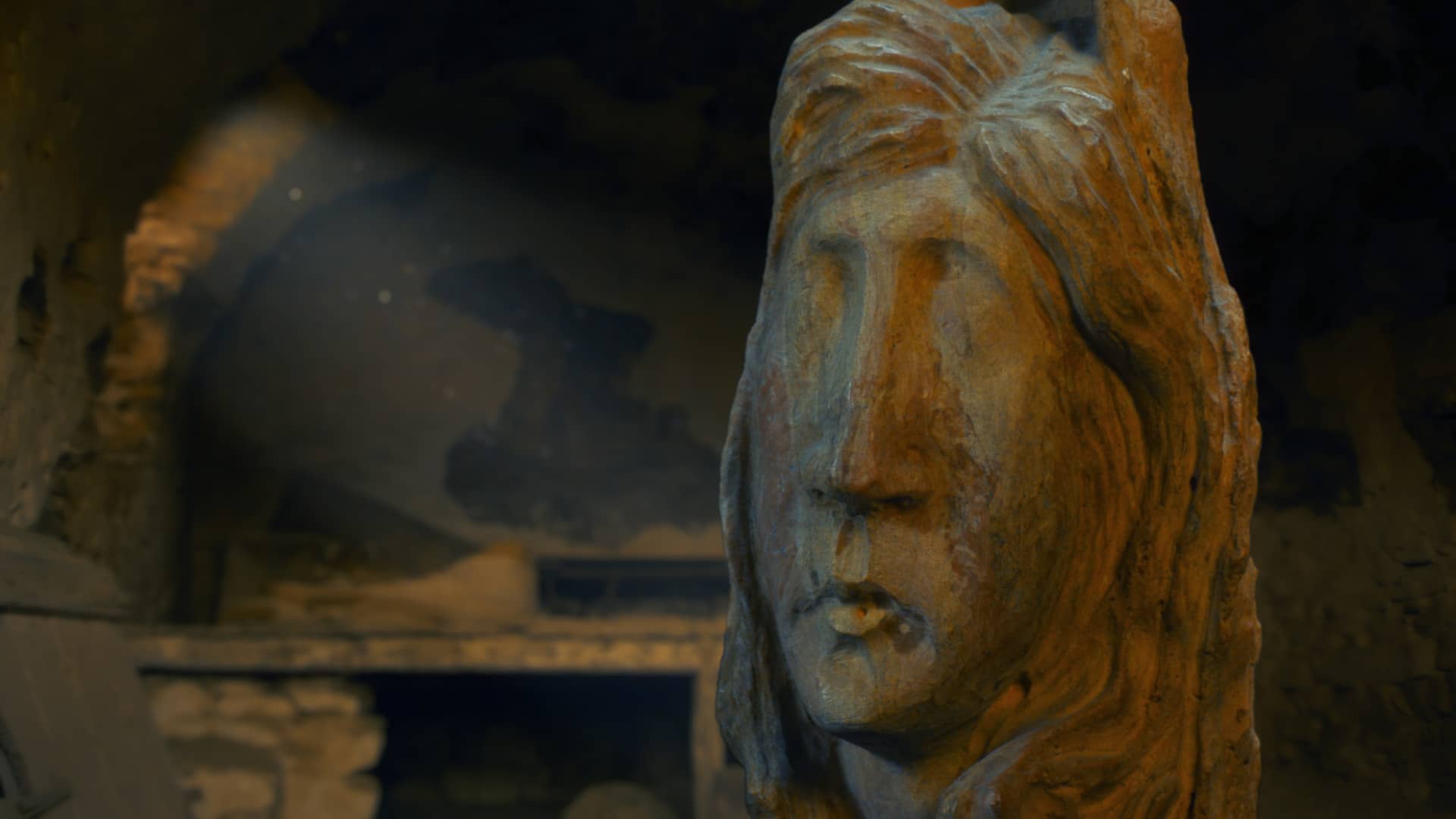 Sculpture en pierre, symbole de mémoire dans Lalouda Sculpture de visage en pierre issue du documentaire Lalouda.