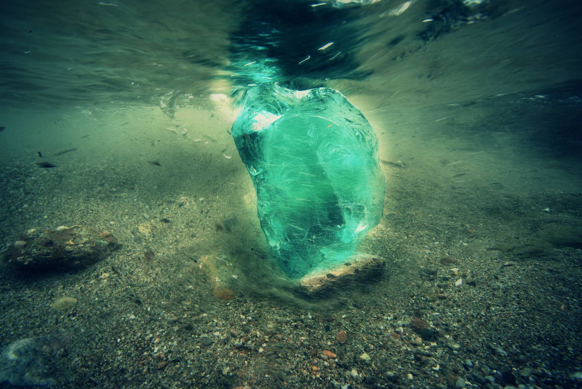 La beauté cachée des pierres dans Lalouda Une pierre turquoise immergée sous l'eau.