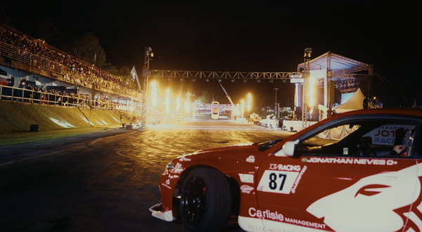 Jota Racing Challenge — 01 Jonathan Neves’ number 87 drift car in front of the illuminated stage of Desafio Jota Racing