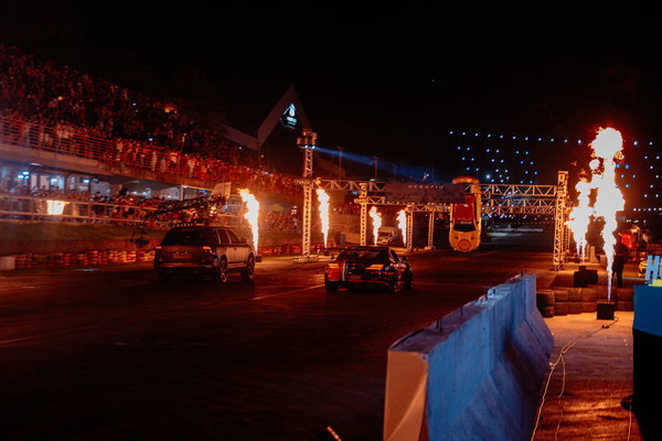 Jota Racing Challenge — 06 The Desafio Jota Racing start line framed by columns of flame