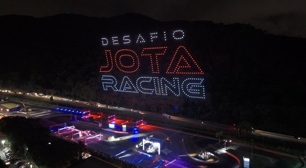 Jota Racing Challenge — 10 The words “Desafio Jota Racing” traced by drones above the circuit